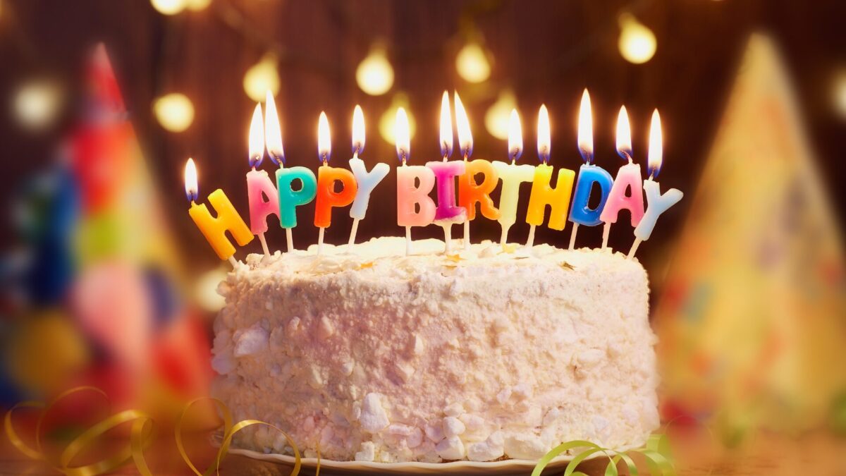 Liebe zum Geburtstag: Liebevolle Geburtstagswünsche für Frauen 