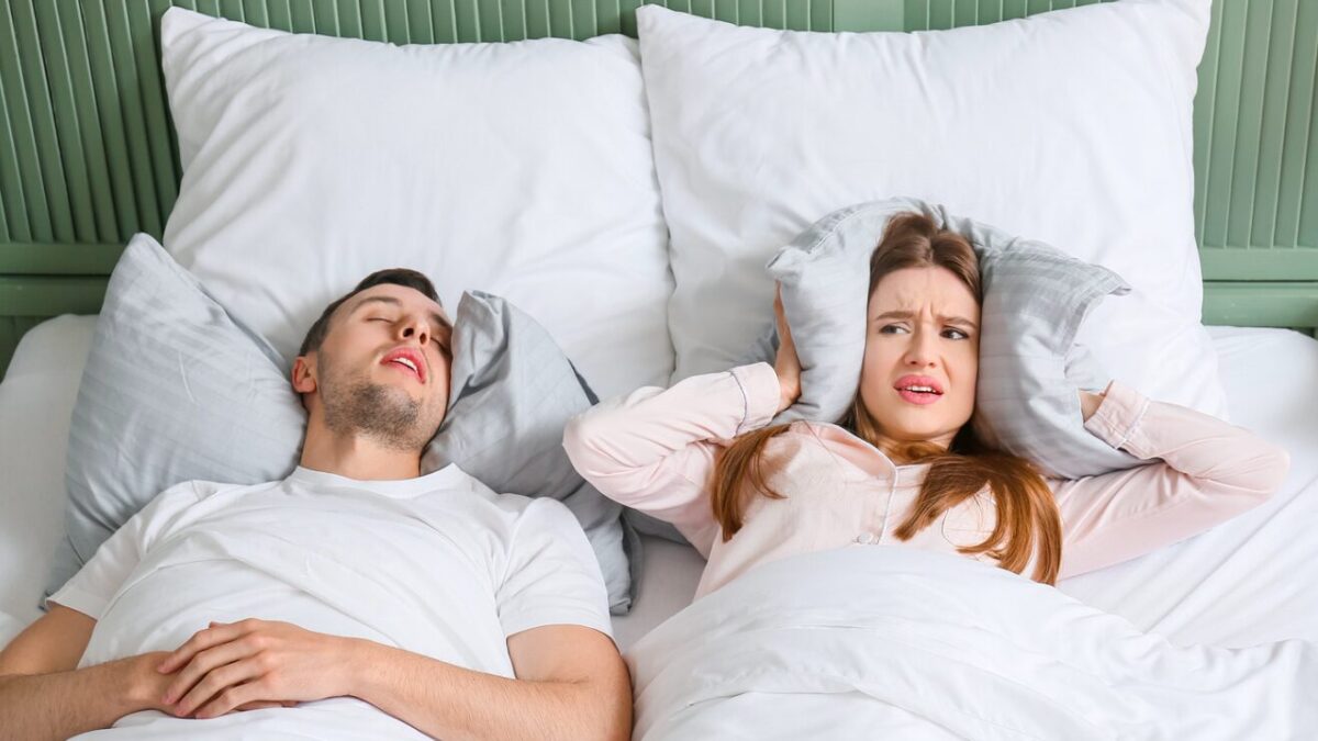 Was hilft gegen Schnarchen? Ohrstöpsel, Nasenklammern & mehr
