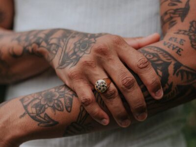 Die besten Tattoos für Männer am Arm: Top Designs und Ideen für deinen nächsten Style