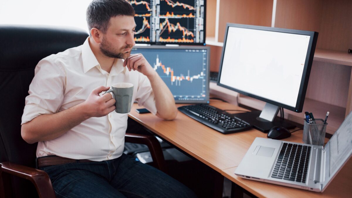 Short gehen, smart gewinnen: Strategien für fallende Börsenkurse erklärt