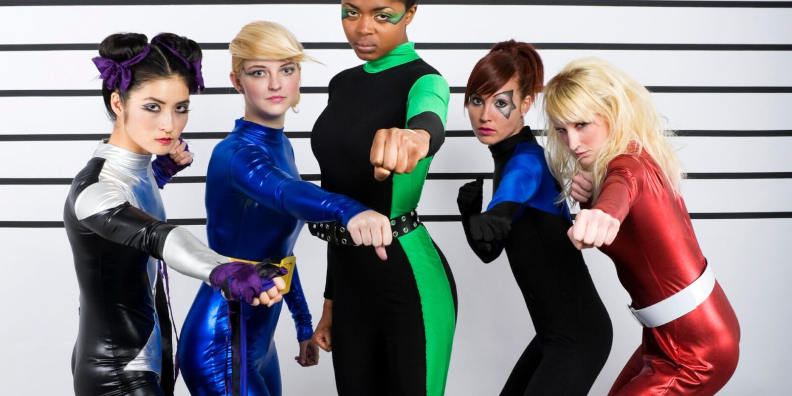 Die Besetzung von Titans Staffel Cast der neuen Helden auf Netflix